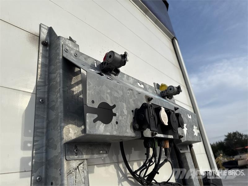Schwarzmuller J-Serie Tri/A Curtain Side Trailer Curtainsideranhänger
