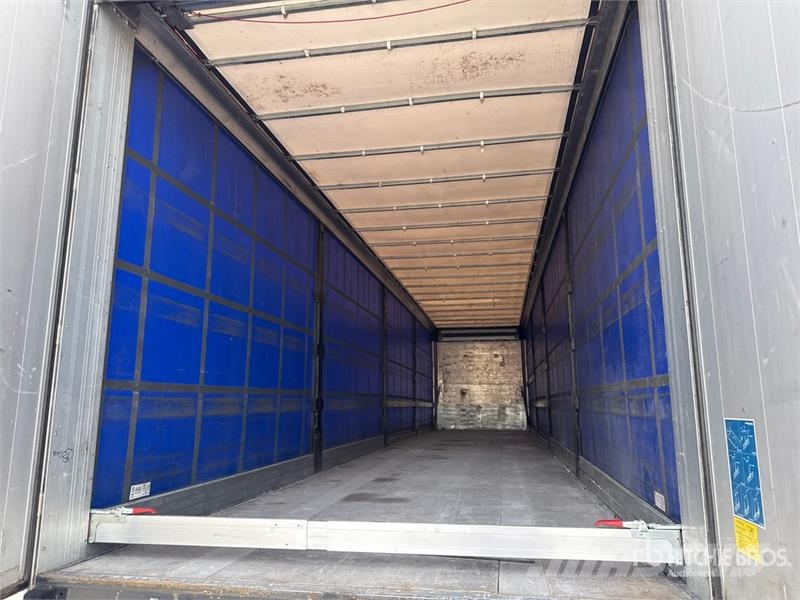Schwarzmuller J-Serie Tri/A Curtain Side Trailer Curtainsideranhänger