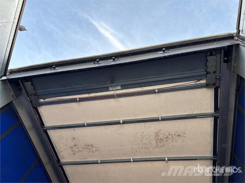 Schwarzmuller J-Serie Tri/A Curtain Side Trailer Curtainsideranhänger