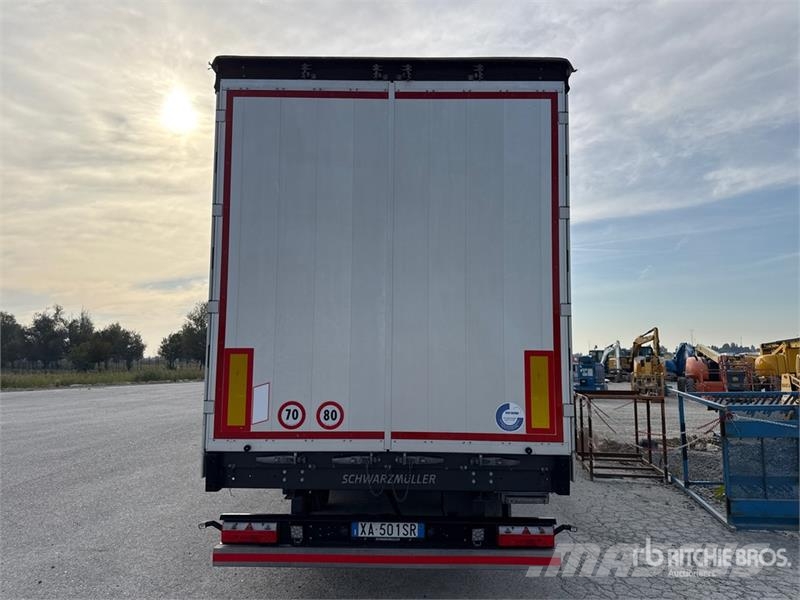 Schwarzmuller J-Serie Tri/A Curtain Side Trailer Curtainsideranhänger