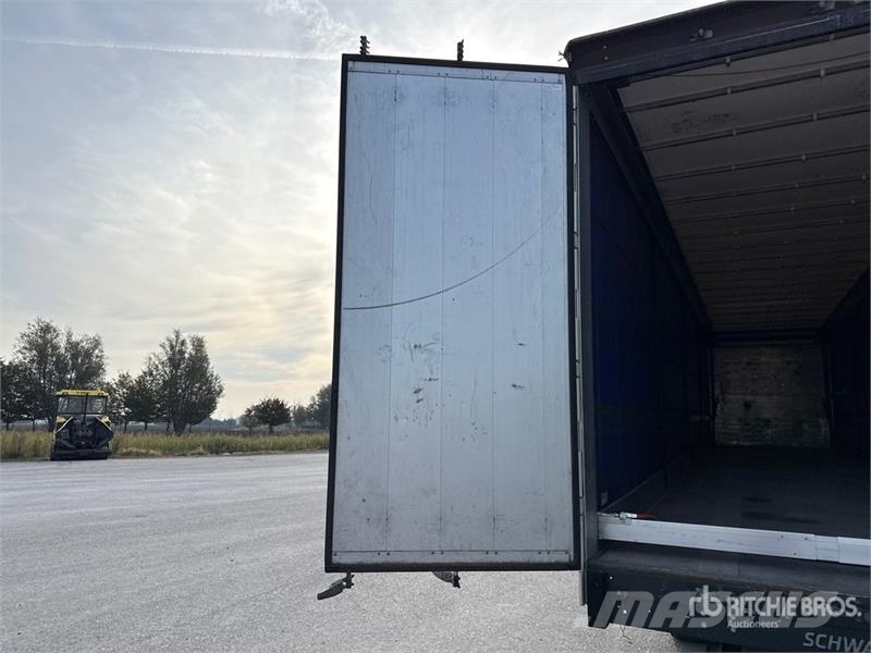 Schwarzmuller J-Serie Tri/A Curtain Side Trailer Curtainsideranhänger