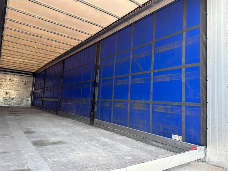 Schwarzmuller J-Serie Tri/A Curtain Side Trailer Curtainsideranhänger