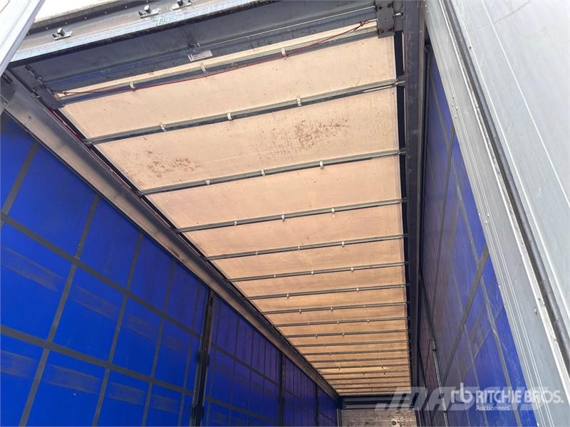 Schwarzmuller J-Serie Tri/A Curtain Side Trailer Curtainsideranhänger