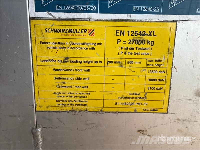 Schwarzmuller J-Serie Tri/A Curtain Side Trailer Curtainsideranhänger