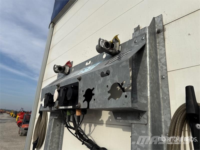 Schwarzmuller J-Serie Tri/A Curtain Side Trailer Curtainsideranhänger