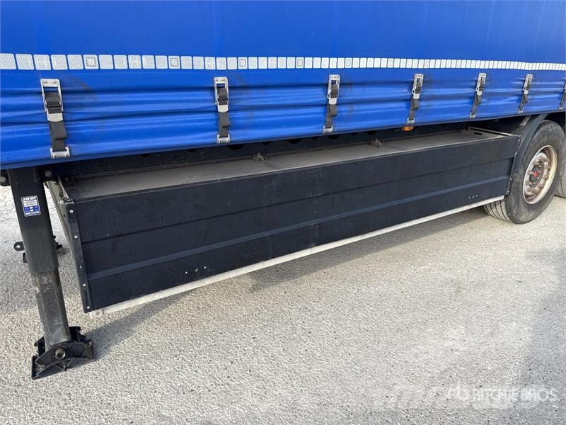 Schwarzmuller J-Serie Tri/A Curtain Side Trailer Curtainsideranhänger