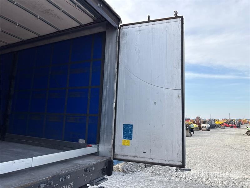 Schwarzmuller J-Serie Tri/A Curtain Side Trailer Curtainsideranhänger
