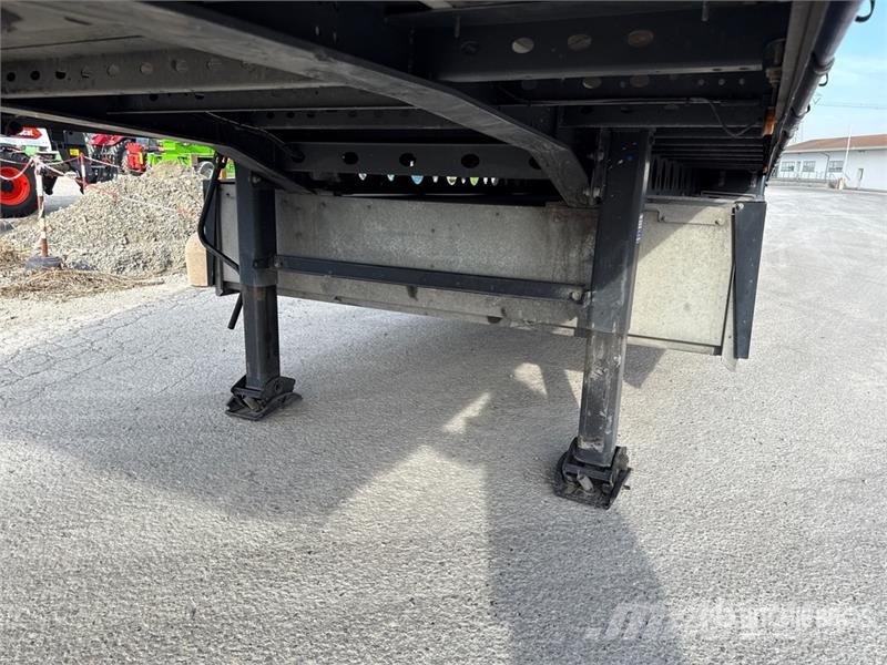 Schwarzmuller J-Serie Tri/A Curtain Side Trailer Curtainsideranhänger