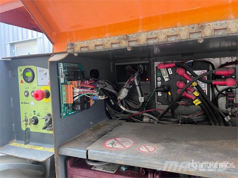 SkyJack 6832RTE Electric Scissor Lift Šķerveida pacēlāji