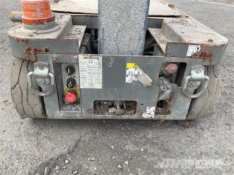 SkyJack SJ12 Vertikalna dvigala