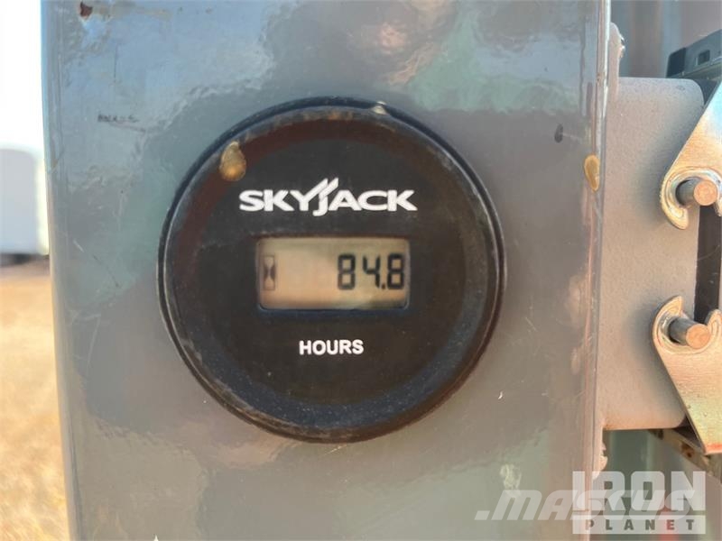 SkyJack SJ12 Vertikalna dvigala