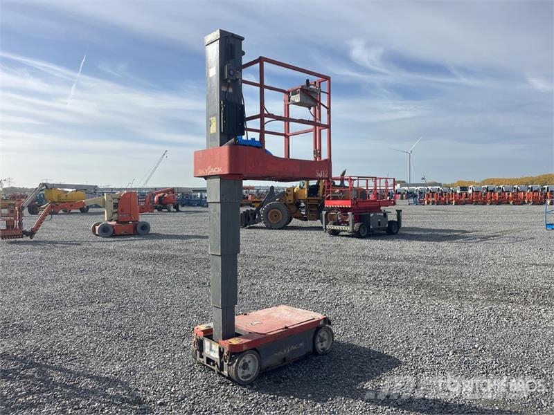 SkyJack SJ12 Vertical Mast Lift (Inoperable) رافعات السارية الرأسية