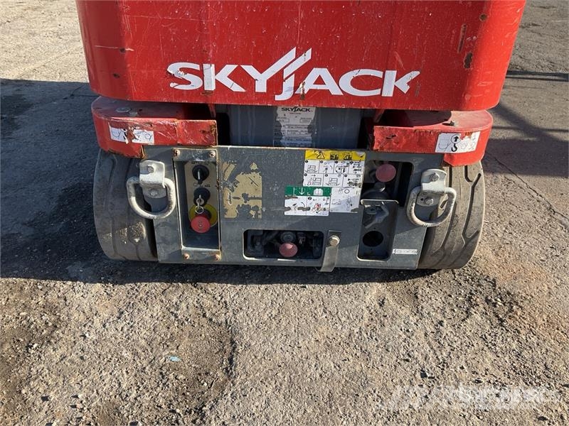 SkyJack SJ12 Vertical Mast Lift Used Personnel lifts and access elevators