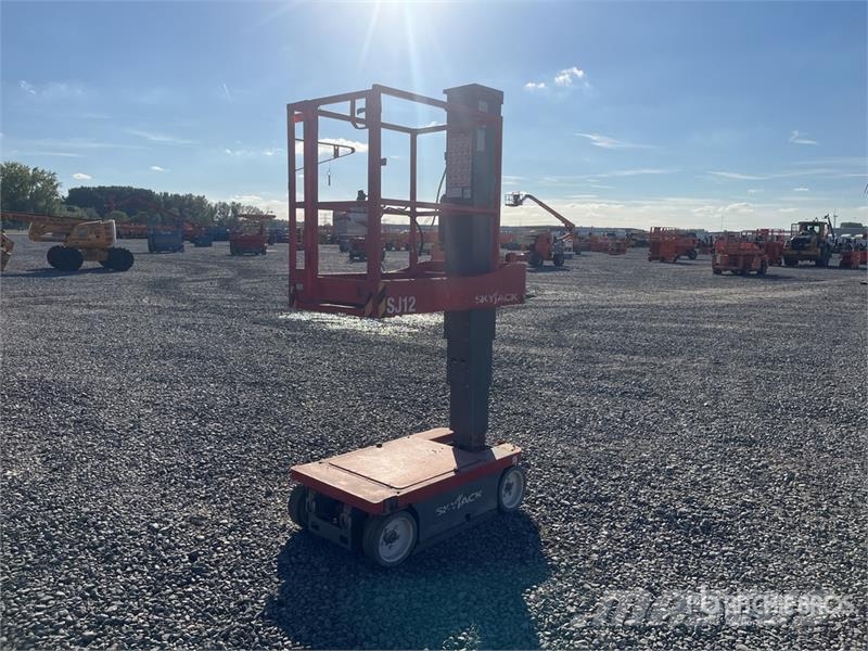 SkyJack SJ12 Vertical Mast Lift (Inoperable) Vertikalna dvigala