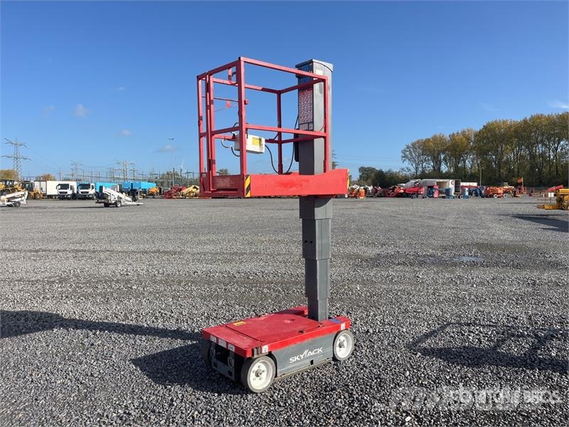 SkyJack SJ12 Vertical Mast Lift رافعات السارية الرأسية