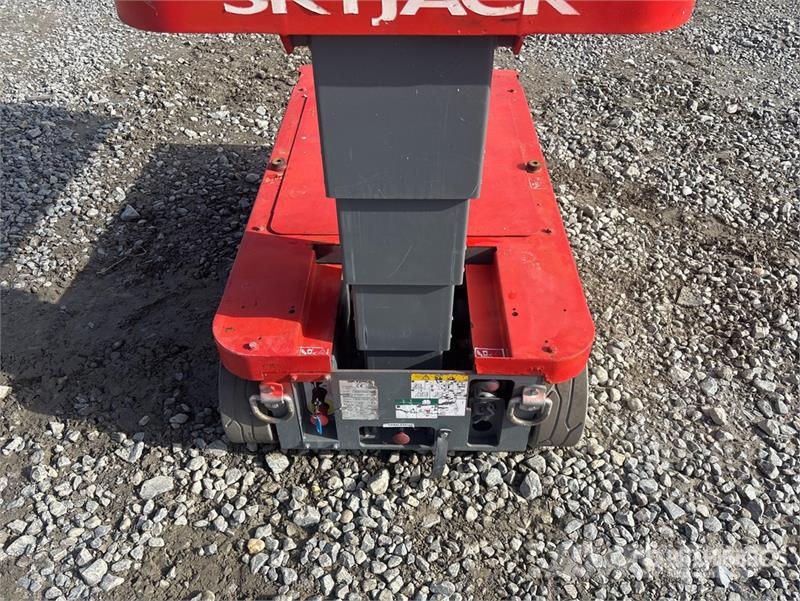 SkyJack SJ12 Vertical Mast Lift Vertikalna dvigala