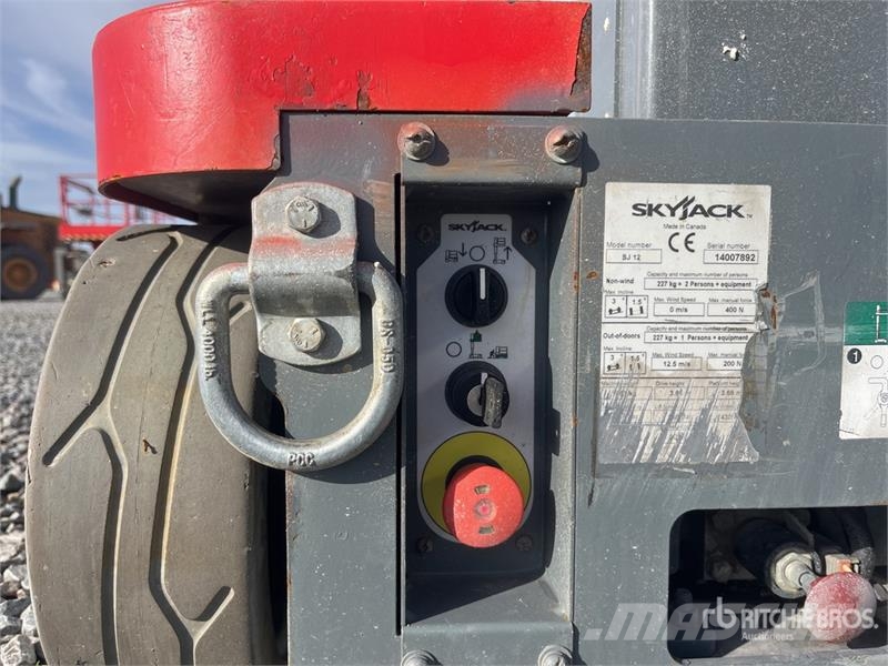 SkyJack SJ12 Vertical Mast Lift رافعات السارية الرأسية