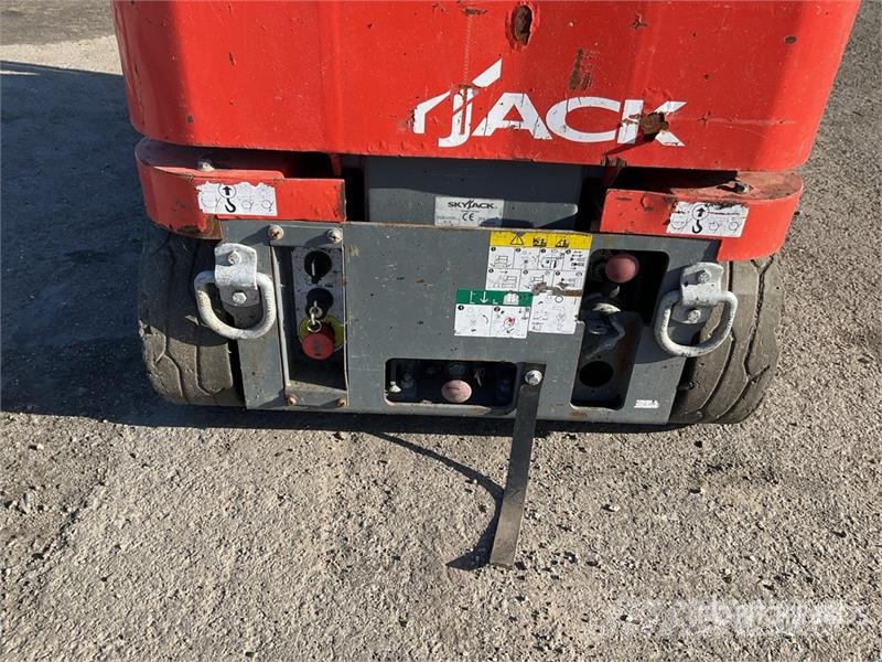 SkyJack SJ12 Vertical Mast Lift Used Personnel lifts and access elevators