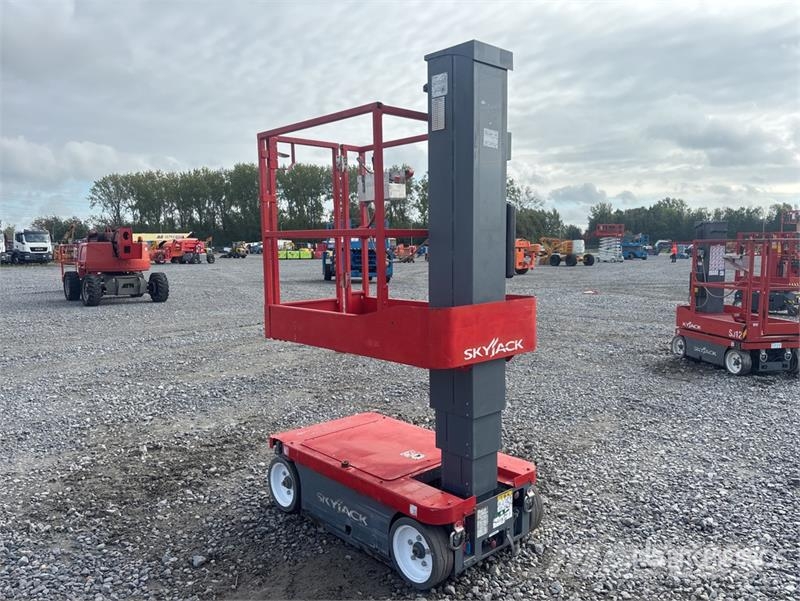 SkyJack SJ12 Vertical Mast Lift Vertikalna dvigala