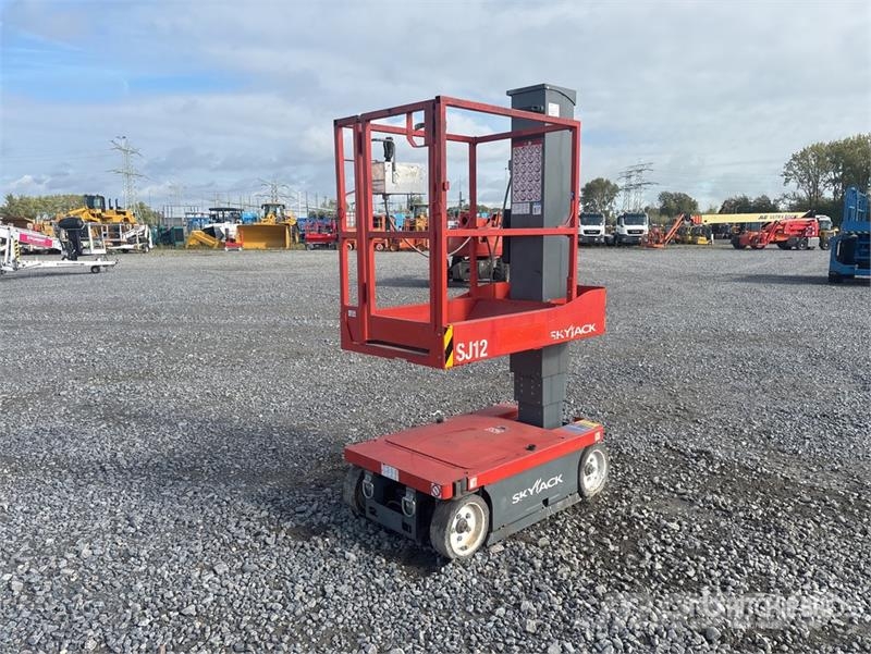 SkyJack SJ12 Vertical Mast Lift Vertikalna dvigala