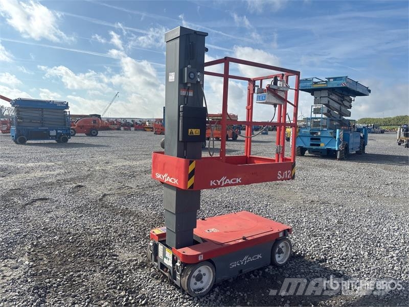 SkyJack SJ12 Vertical Mast Lift Vertikalna dvigala
