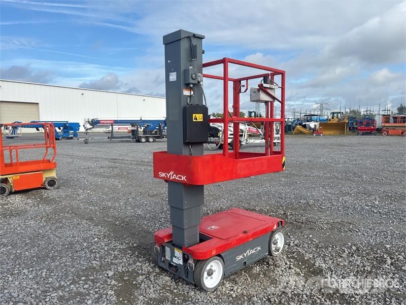 SkyJack SJ12 Vertical Mast Lift Vertikalna dvigala
