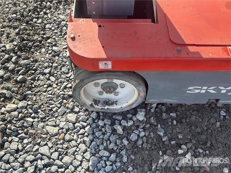 SkyJack SJ12 Vertical Mast Lift Vertikalna dvigala