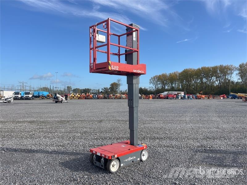 SkyJack SJ12 Vertical Mast Lift رافعات السارية الرأسية