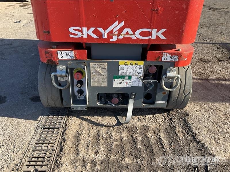 SkyJack SJ12 Vertical Mast Lift Used Personnel lifts and access elevators