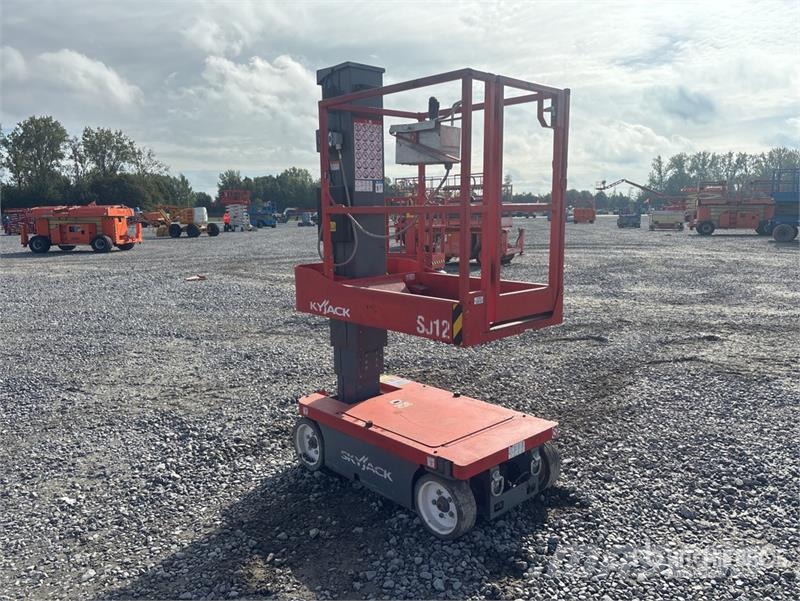 SkyJack SJ12 Vertical Mast Lift Vertikalna dvigala