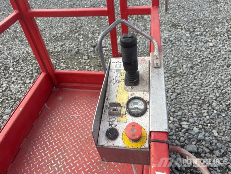 SkyJack SJ12 Vertical Mast Lift Vertikalna dvigala