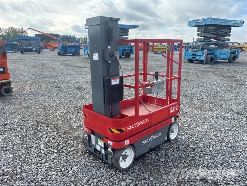SkyJack SJ12 Vertical Mast Lift Vertikalna dvigala