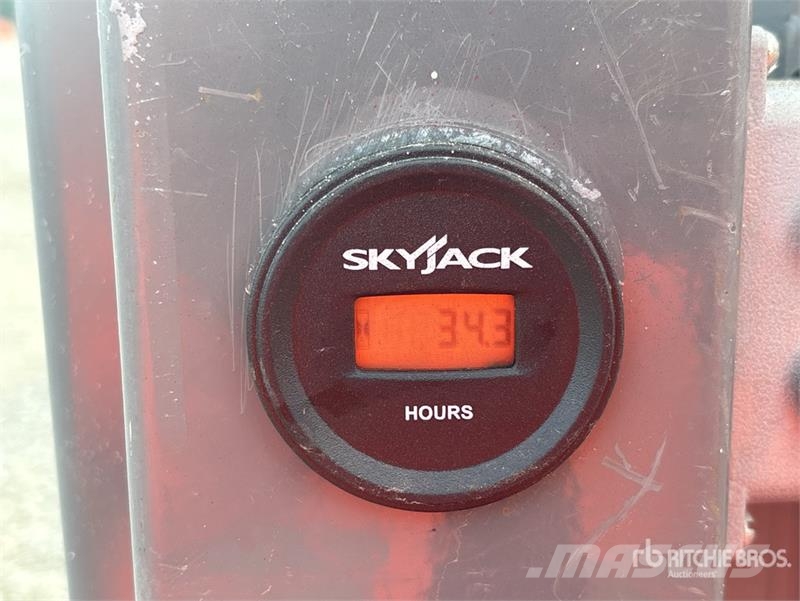SkyJack SJ12 Vertical Mast Lift Vertikalna dvigala