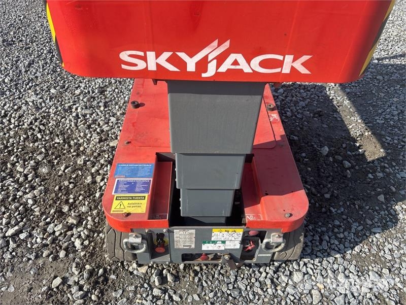 SkyJack SJ12 Vertical Mast Lift Vertikalna dvigala