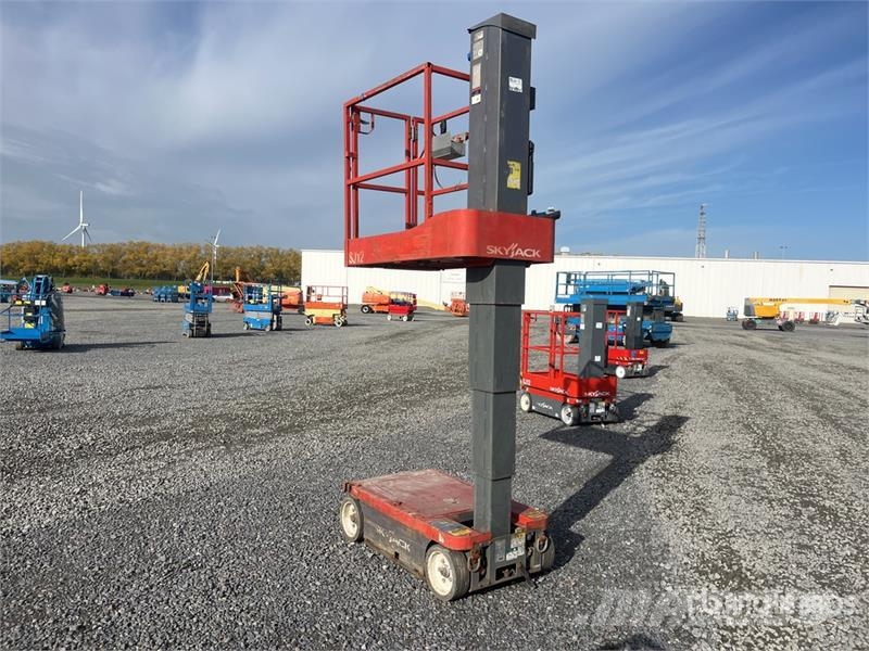 SkyJack SJ12 Vertical Mast Lift (Inoperable) رافعات السارية الرأسية