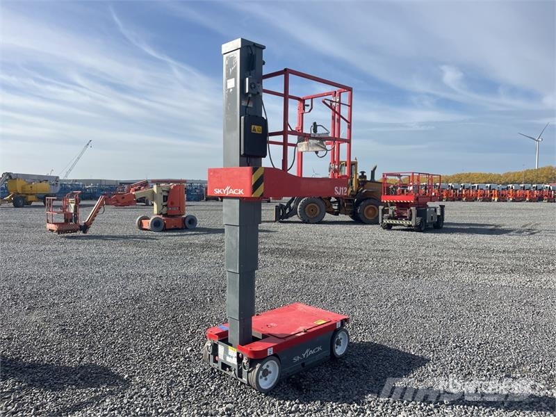 SkyJack SJ12 Vertical Mast Lift رافعات السارية الرأسية