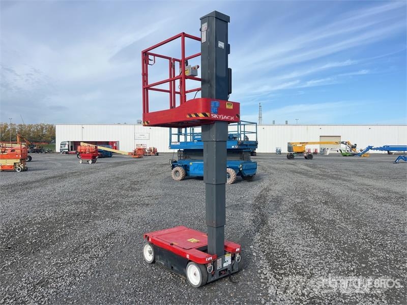 SkyJack SJ12 Vertical Mast Lift رافعات السارية الرأسية