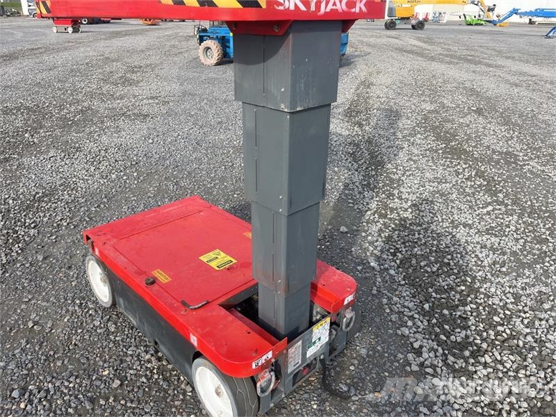 SkyJack SJ12 Vertical Mast Lift رافعات السارية الرأسية