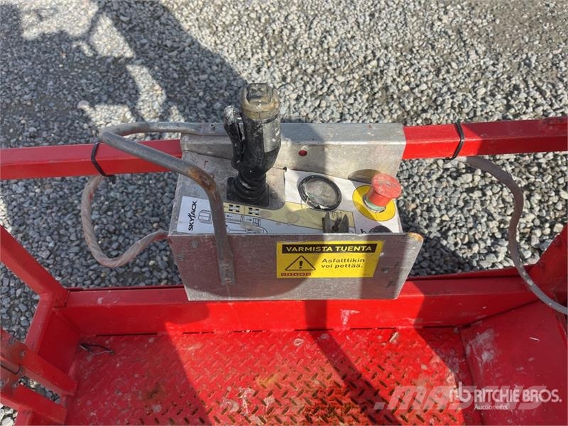 SkyJack SJ12 Vertical Mast Lift رافعات السارية الرأسية