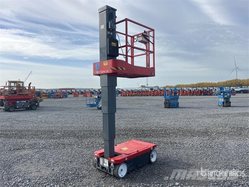SkyJack SJ12 Vertical Mast Lift رافعات السارية الرأسية