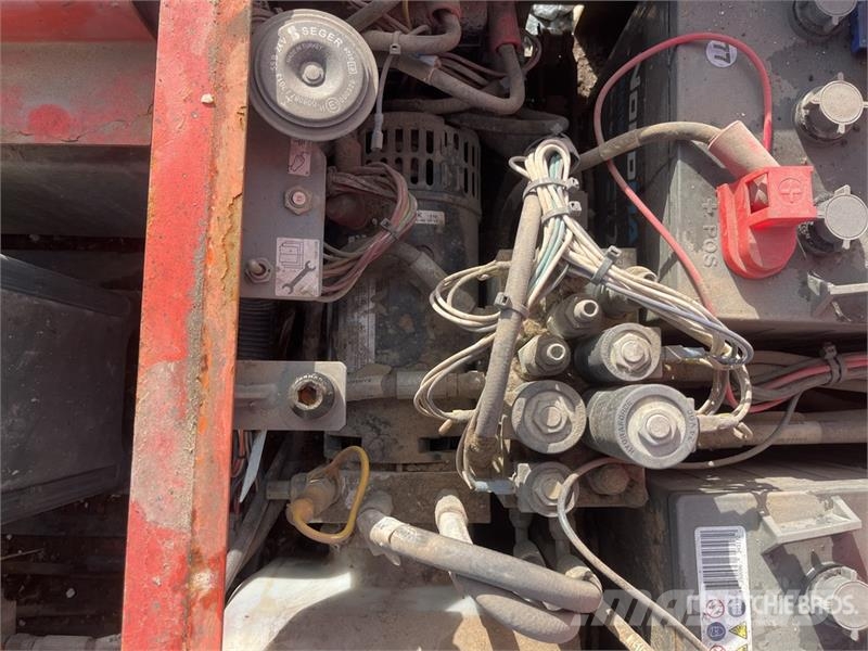 SkyJack SJ12 Vertical Mast Lift (Inoperable) رافعات السارية الرأسية