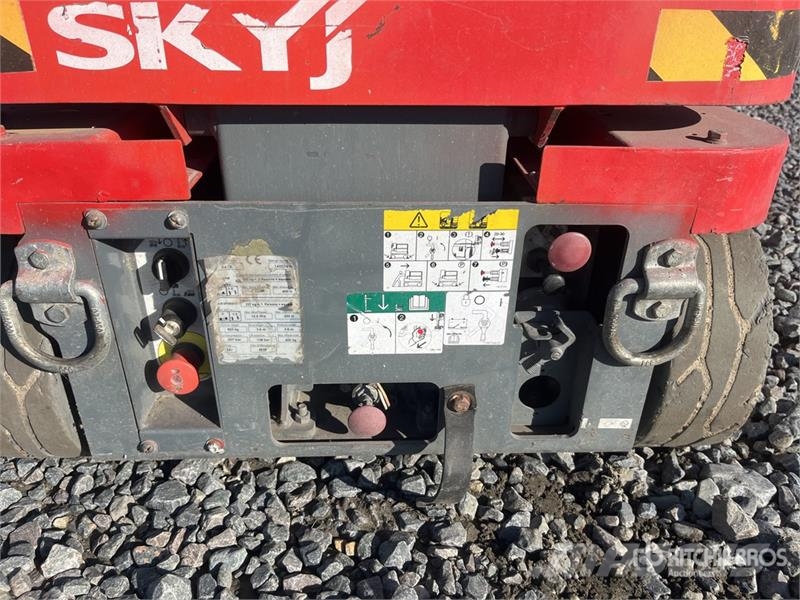 SkyJack SJ12 Vertical Mast Lift (Inoperable) Vertikalna dvigala