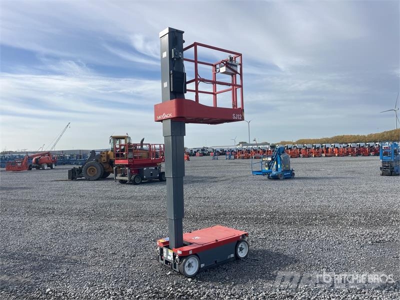 SkyJack SJ12 Vertical Mast Lift رافعات السارية الرأسية