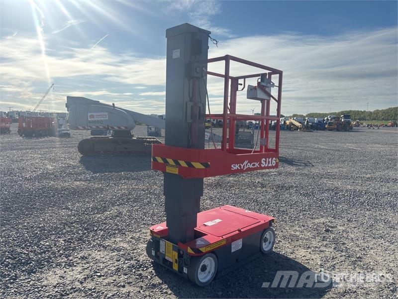 SkyJack SJ16 Vertikalna dvigala