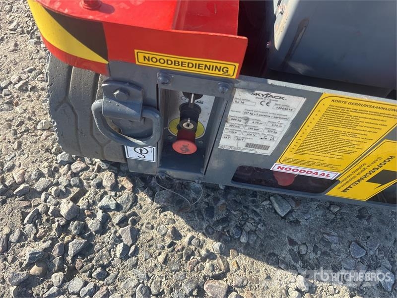 SkyJack SJ16 Vertikalna dvigala