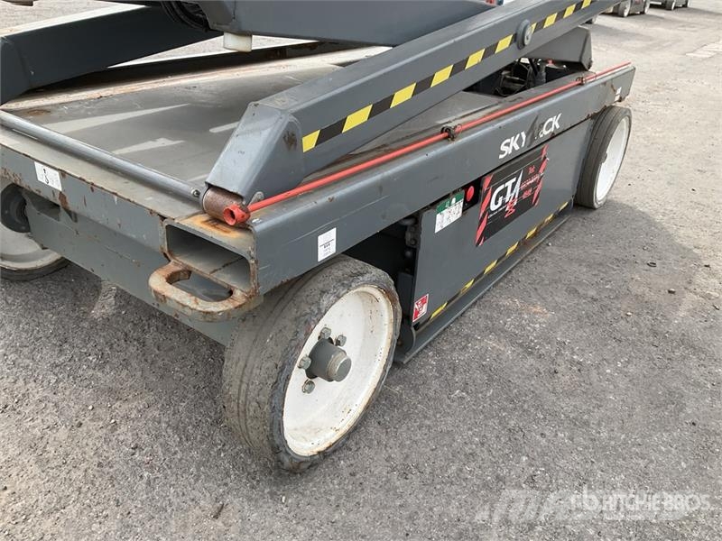 SkyJack SJ4632 Electric Scissor Lift Saksilavat
