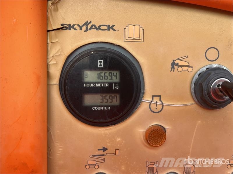 SkyJack SJ46AJ 4WD Diesel Articulating Boom Lift Kuukulkijat