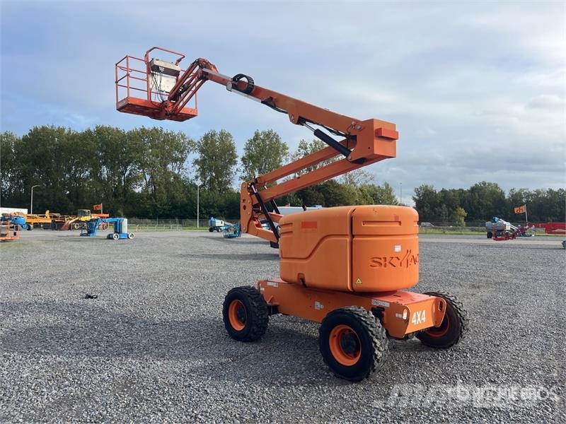 SkyJack SJ46AJ 4WD Diesel Articulating Boom Lift Kuukulkijat