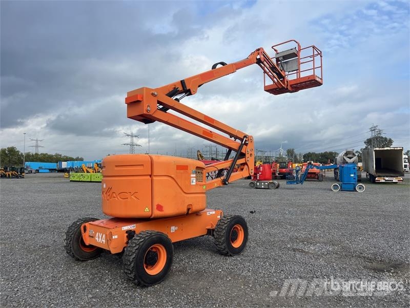 SkyJack SJ46AJ 4WD Diesel Articulating Boom Lift Kuukulkijat