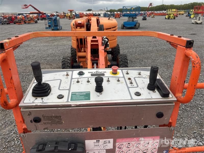 SkyJack SJ46AJ 4WD Diesel Articulating Boom Lift Kuukulkijat